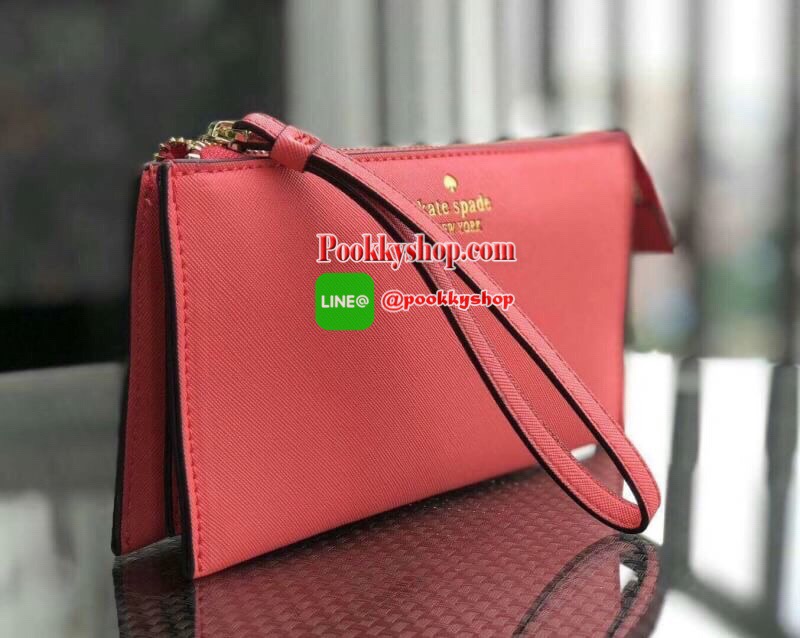 KATE SPADE Wallet Clutch Bag กระเป๋าทรงคลัชสุดคุ้มหนัง Saffiano ด้านหน้ามีโลก้แบรนด์ มาพร้อมสายคล้องมือ เปิดปิดด้วยซิปสะดวกใช้ สามารถใส่แทนกระเป๋าสตางค์ใบยาว ภายในแบ่งออกเป็น3ช่องหลัก มีช่องใส่บัตร เครื่องสำอาง เครื่องเขียน เหรียญ ไส่ไอโฟนพลัส ได้ค่ะ มีกล