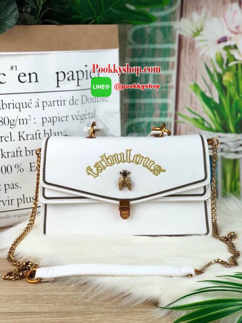 New! รุ่นใหม่พร้อมส่งค่า LYN FABULOUS BAG กระเป๋าดีเทลเก๋ ตัวกระเป๋าอยู่ทรง เดินด้ายเป็นตัวอักษรพร้อมประดับโลหะแมลง รุ่นนี้อะไหล่จะเป็นสีวินเทจๆ เปิดปิดด้วยตัวกดล็อก ด้านในเป็น 2 ช่องใหญ่ จุของได้เยอะทีเดียวค่า มาพร้อมสายสะพายยาวถอดและปรับระดับสายได้ตามชอ