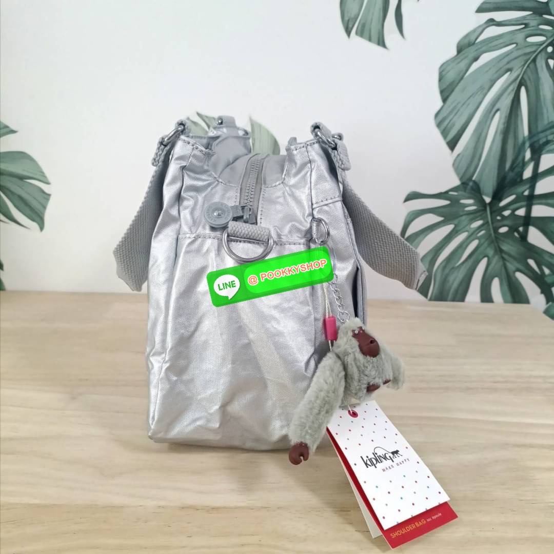 KIPLING ELISE HANDBAG กระเป๋าถือและสะพายไหล่ ขนาดกำลังพอดี จุของได้มาก มีหูจับสองสาย ถือสะดวก น้ำหนักเบา มีช่องซิป ด้านหน้า ช่อง กระเป๋าหลักเปิด-ปิดด้วยซิป มี3 ช่องว่างใส่ของได้จุมากๆ ใส่มือถือได้ กระเป๋าสตางค์ใบยาว และ เครื่องสำอางค์ได้หลายชิ้นเลยค่ะ เก็