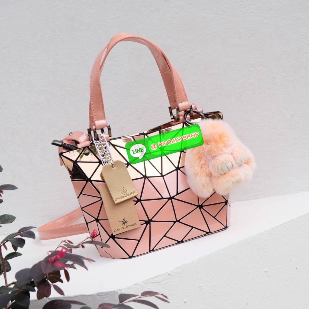 กระเป๋า ทรง Tote ตัวกระเป๋าเย็บติด ด้วยแผ่นอคิลิค สุดหรู ดีไซน์เกร๋ จุดเด่นที่ น้ำหนักเบา สามารถ ถือ หรือ สะพายไหล่ได้คะ ใบใหญุจุของคุ้ม แต่น้ำหนักเบาคะ มีใบเดียวจบ ควรมีติดตู้คะแนะนำเลย