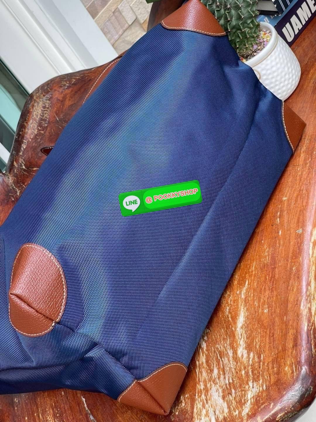 💕 LONGCHAMP BOXFORD TRAVEL BAG L กระเป๋าเดินทางขนาดใหญ่ มาพร้อมสายสะพายที่สามารถถอดได้ ให้คุณเลือกสะพายไหล่หรือถือได้ มีซิปรูดเปิดปิดกระเป๋าที่ให้คุณมั่นใจได้ว่าคุณจัดเก็บไอเท็มของคุณได้อย่างมิดชิด บ็อคฟอร์ด (BOXFORD) สะท้อนความเป็นเอกลักษณ์ของแบร