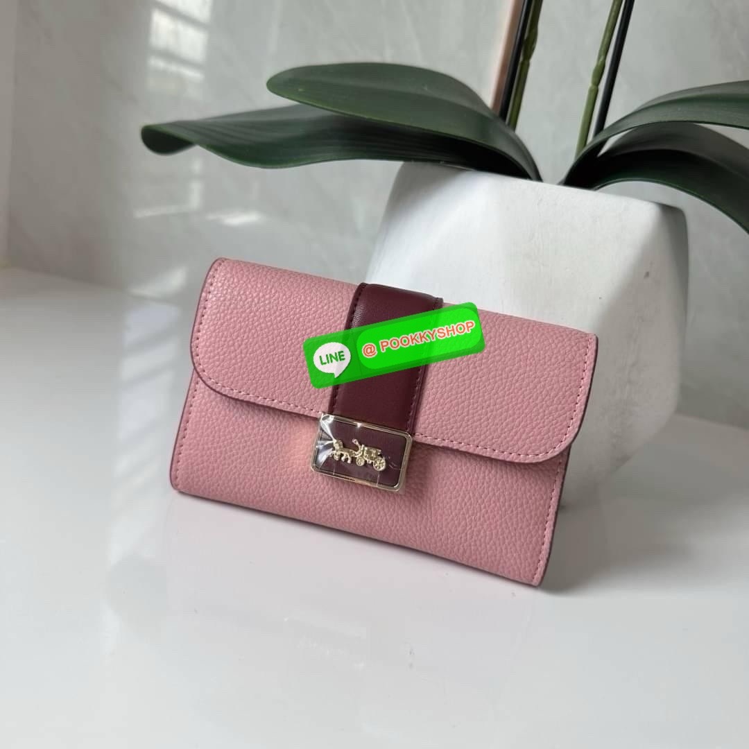 Coach Medium Grace Wallet (Cl421) 🔖กระเป๋าสุดหรูใบกลาง ขนาดกำลังดีกระทัดรัด 🔖วัสดุ : pebble leather 🔖ภายในมีช่องใบบัตรเครดิต 6 ช่อง มีช่องใส่เหรียญแยก สามารถใส่ธนบัตรแบงค์พันได้คะ