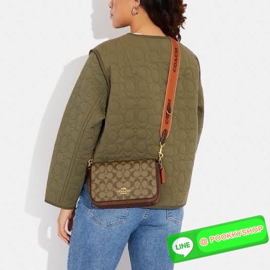 COACH CH483 – Camera Bag Strap Logo สุดจี๊ด รุ่นยอดนิยม โดดเด่นด้วยสายสะพายผ้าแถบโลโก้ COACH สีน้ำตาล -ดำ สะดุดตาไม่ซ้ำใคร! ดีไซน์ทรงกล่องกระทัดรัด ใส่มือถือ กระเป๋าสตางค์ และของใช้ประจำวันได้ครบ วัสดุ Signature coated canvas + หนังแท้ มาพร้อมฮาร์ดแวร์ทอง