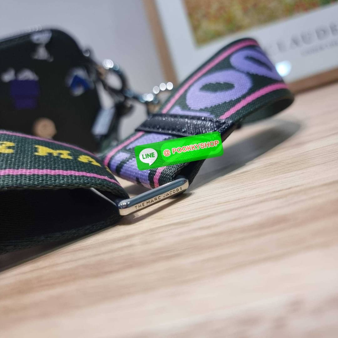 PEANUTS × MARC JACOBS THE SNAPSHOT CROSSBODY BAG คอลเลคชั่นแสนคิวท์ ที่ยกขบวนเหล่าซุปตาร์การ์ตูนมาให้แบบจัดเต็ม กับไอเท็มยอดฮิตที่โดดเด่นเป็นเอกลักษณ์ กระเป๋าสะพายข้างสุดปัง ดีไซน์ลายพรินท์แก๊งค์การ์ตูนสุดฮอต เรียกได้ว่าไม่ซ้ำใคร!! วัสดุหนังวัว สวยอยู่ทรง