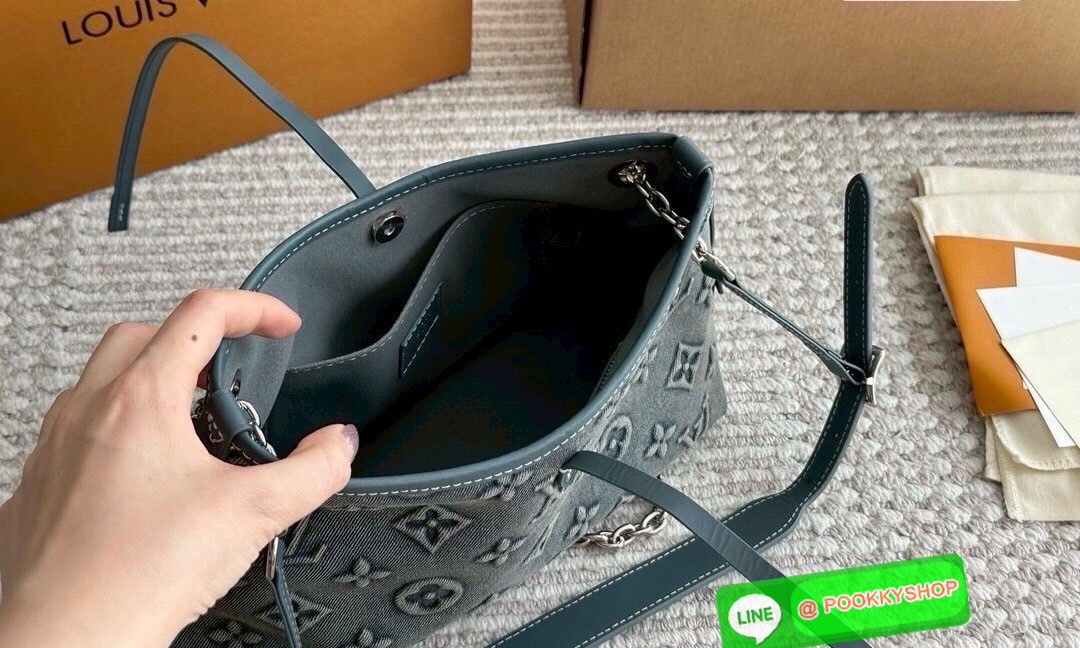 🕊️ พร้อมส่ง | LV CarryAll BB Monogram Denim Bag กระเป๋าสะพายสุดไอคอนิกผสานสไตล์ล้ำสมัยเปี่ยมฟังก์ชัน ไซส์ใหม่ล่าสุด กะทัดรัดใช้งานได้คล่องตัวมากขึ้น เดนิมซีดสไตล์วินเทจ ปั้มนูนโลโก้ลายโมโนแกรม ส่งท้ายปีแบบสุดหรู มีสายสะพายหนังต่อโซ่เงิน ภายในจุของ