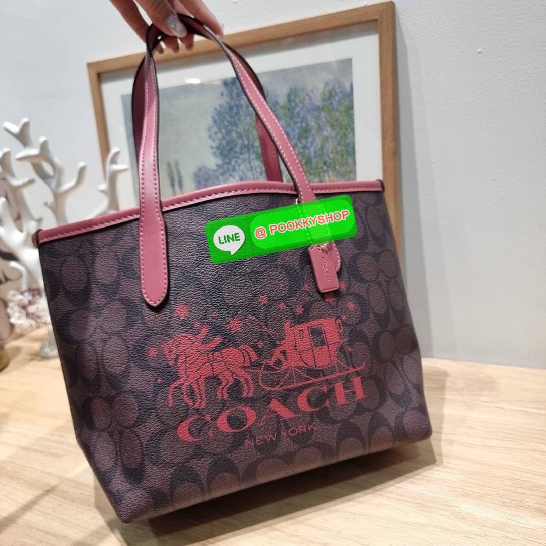 COACH CN183 MINI CITY TOTE IN SIGNATURE CANVAS WITH HORSE AND SLEIGH 🔆 Details รุ่นขายดี กับดีไซน์ใหม่ต้อนรับเทศกาลคริสต์มาสและปีใหม่ กระเป๋าทรงโท้ท ไซส์มินิ น่ารักน่าใช้แบบสุดๆ กะทัดรัด พกพาสะดวก ภายในโล่งกว้าง
