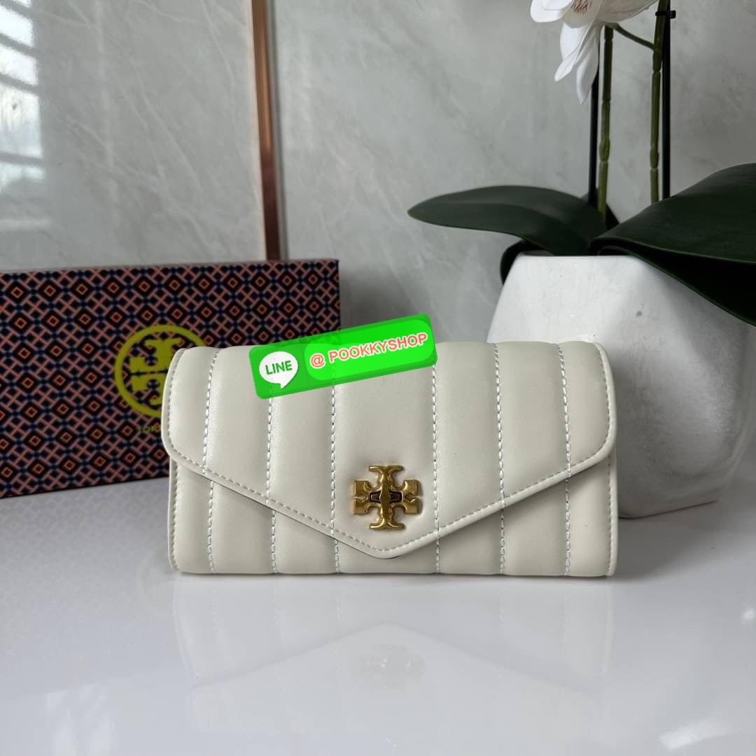 TORY BURCH KIRA CHEVRON POUCH KEY FOB 📍กระเป๋าสตางค์ใบยาว รุ่นใหม่ ทรงคลาสสิค 📍เปิด-ปิดด้วยอะไหล่บิดล็อค 📍ภายในมีช่องซิปตรงกลางสำหรับใส่เหรียญ ช่องใส่ธนบัตรและช่องใส่บัตร 📍วัสดุหนังแกะแท้ 📍จัดระเบียบกระเป๋าสตางค์ได้