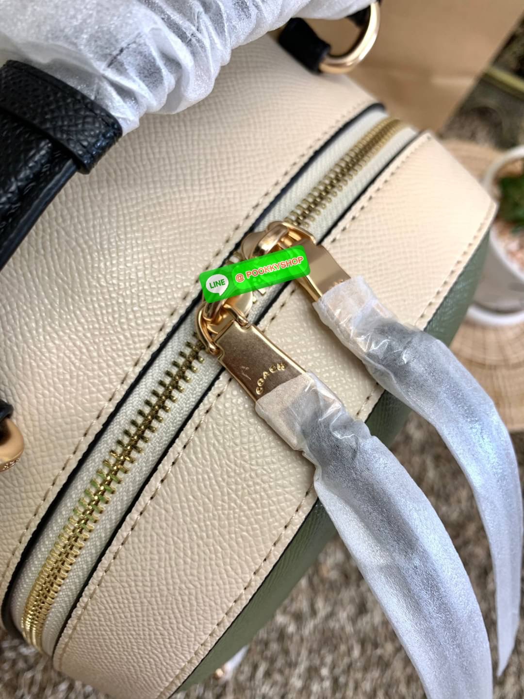 COACH JORDYN BACKPACK ((C2732//76623)) 🌹🌹ไม่มียังไงไหว ต้องบอกว่าน้องสวยมากๆค่า! กระเป๋าสะพายหลังแบบมีหูหิ้ว หนังแแท้ ลายหนังสวยน่าใช้มากค่ะ ด้านหน้ามีช่องซิปใส่มือถือหรือของจุกจิกลงไปได้ค่ะ เปิด-ปิดกระเป๋าแบบซิปคู่ห้อยหนัง ภายในกว้างใส่สั