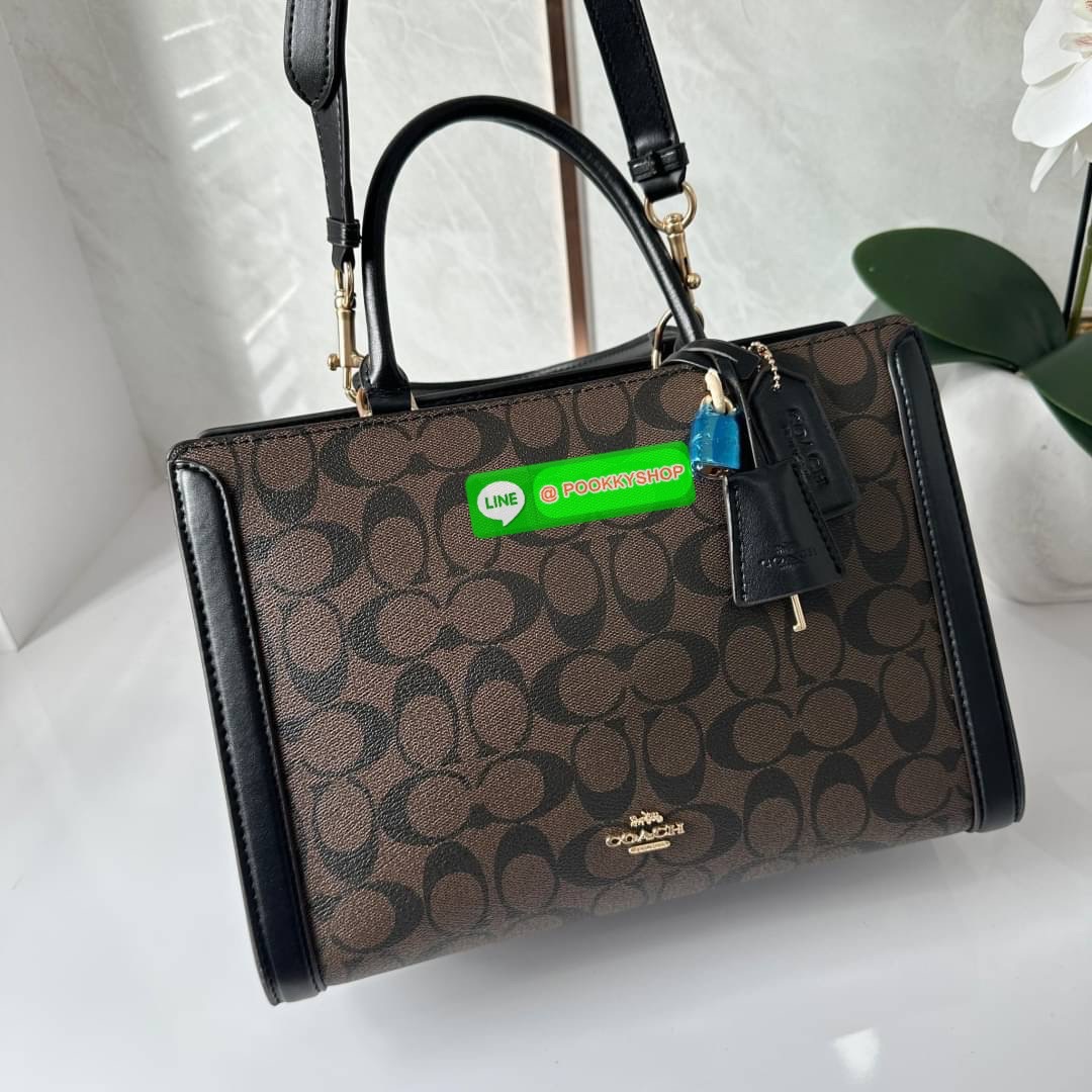 COACH ZOE CARRYALL IN SIGNATURE CANVAS (F87665) กระเป๋าถือหรือสะพาย ผู้ดีคุณนาย วัสดุหนังแคนวาส ตัดขอบหนังแท้ เปิด-ปิดด้วยซิปคู่ ตกแต่งด้วยตัวล็อคแม่กุญแจห้อยด้านหน้า ด้านในเป็นช่องกว้างใส่ของได้เยอะ มีสายสะพายยาว ถอด-ปรับระดับได้ สวย หรู ดูแพงมาก