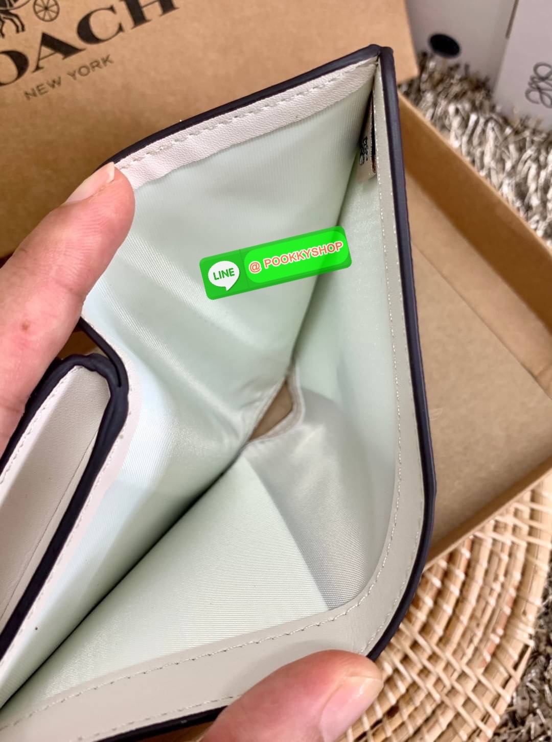 COACH MEDIUM CORNER ZIP WALLET WITH DANDELION FLORAL PRINT ((2855)) พร้อมส่งความสวย แถมความหมายดีด้วยค่ะ! กระเป๋าเงินใบกลาง ลายดอก Dandeloin ทั้งใบสวยงามมากๆนะคะ มีช่องใส่ธนบัตรหนึ่งช่อง;ช่องใส่บัตรได้ถึง10ช่อง;และช่องซิปสำหรับใส่เหรียญอีกหนึ่งช่องค่ะ &#x