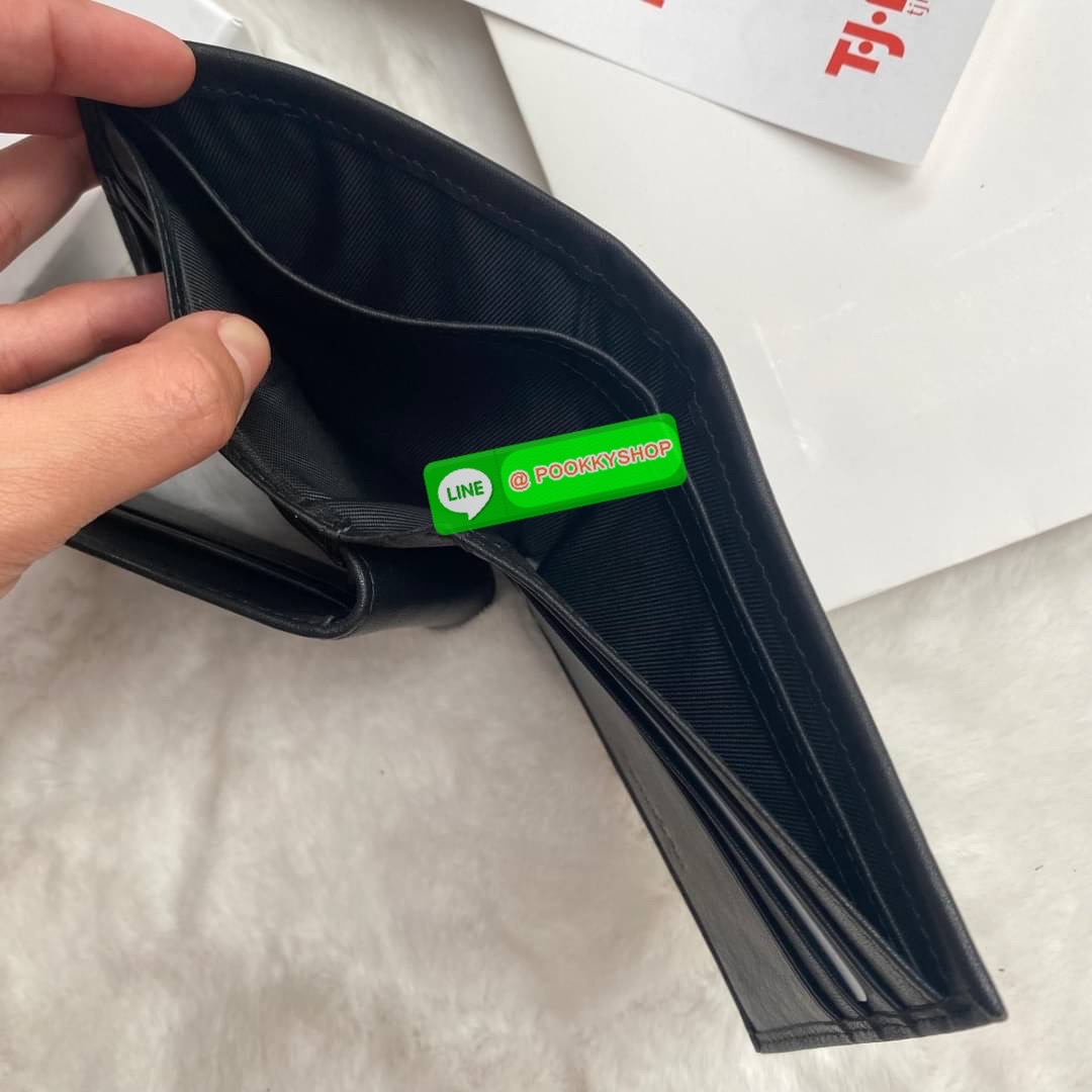 Calvin Klein leather wallet with credit card fold set กระเป๋าสตางค์ใบสั้น และ ที่ใส่บัตรย่อย สุดคุ้มมอบให้เป็นของขวัญหรือใช้เองก็แนะนำค่ะ set นี้มาเท่าไรก็หมดคะ รีบจับจองนะคะ มาพร้อมถุงกระดาษแบรนด์ด้วยนะคะ