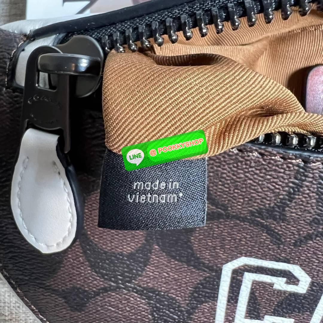 Coach Warren Belt Bag In Signature Canvas ( CB912 )With กระเป๋าคาดอก/เอว Coach Warren ในแคนวาสซิกเนเจอร์พร้อม ผ้าใบเคลือบซิกเนเจอร์และหนังลูกวัวอย่างดี ภายในกระเป๋ามัลติฟังก์ชั่น ปิดซิป ซับในผ้า กระเป๋าซิปด้านนอก สายปรับได้ ยาว 34 1/2" ใส่ได้เอว