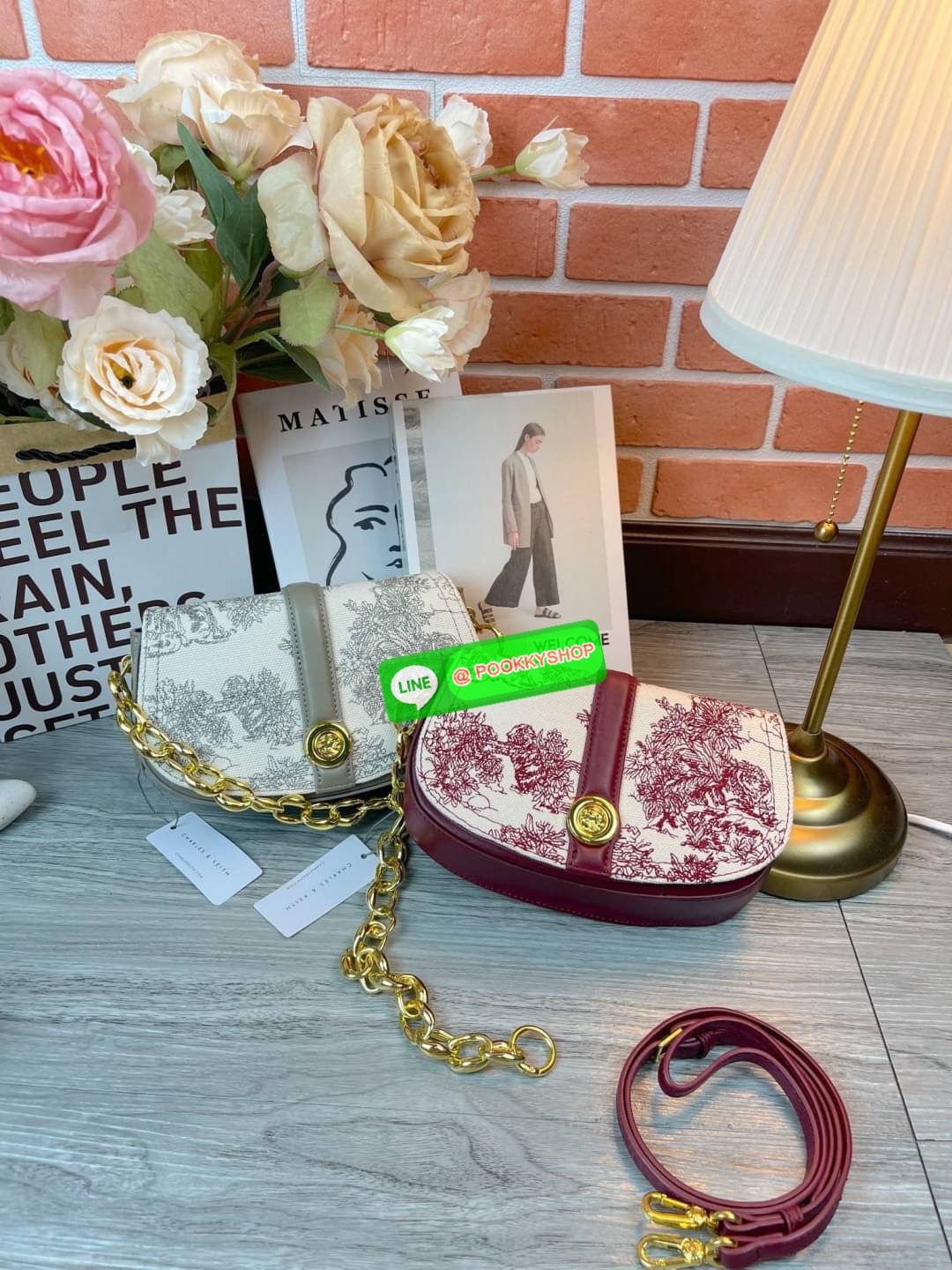 Charles & Keith Fabric Print Chain Shoulder Bag กระเป๋าถือ/สะพายทรงสวยหรู ด้านหน้ากระเป๋าแต่งผ้าปริ้วท์ลายสวยงาม หูหิ้วคล้องแขนเป็นแบบโซ่ทองหรูหรา ด้านหลังมีช่องใส่ของได้ เปิดปิดแบบตัวกดล็อก ด้านในจุของได้พอสมควรเช่น กระเป๋าเงินใบกลาง กุญแจรถ iPhone pro m