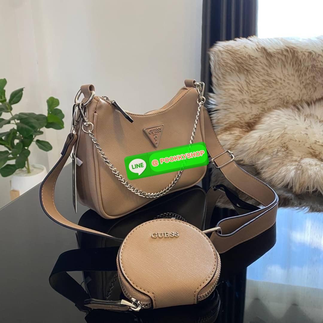 รุ่นใหม่ล่าสุด GUESS SHOULDER BAG ซื้อ1ได้ถึง2ไอเท็ม กระเป๋าพอชรูปทรงสวย เปิด-ปิดด้วยซิปด้านในโล่งกว้างมีช่องซิปใส่ของจุกจิก เพิ่มความน่ารักด้วย กระเป๋าใส่เหรียญใบเล็กทรงกลม เฝสามารถถอดใช้แยกได้ มาพร้อมสายโซ่สะพายไหล่ และสายสะพายยาวสามารถปรับระดับได้ฟรีไซ