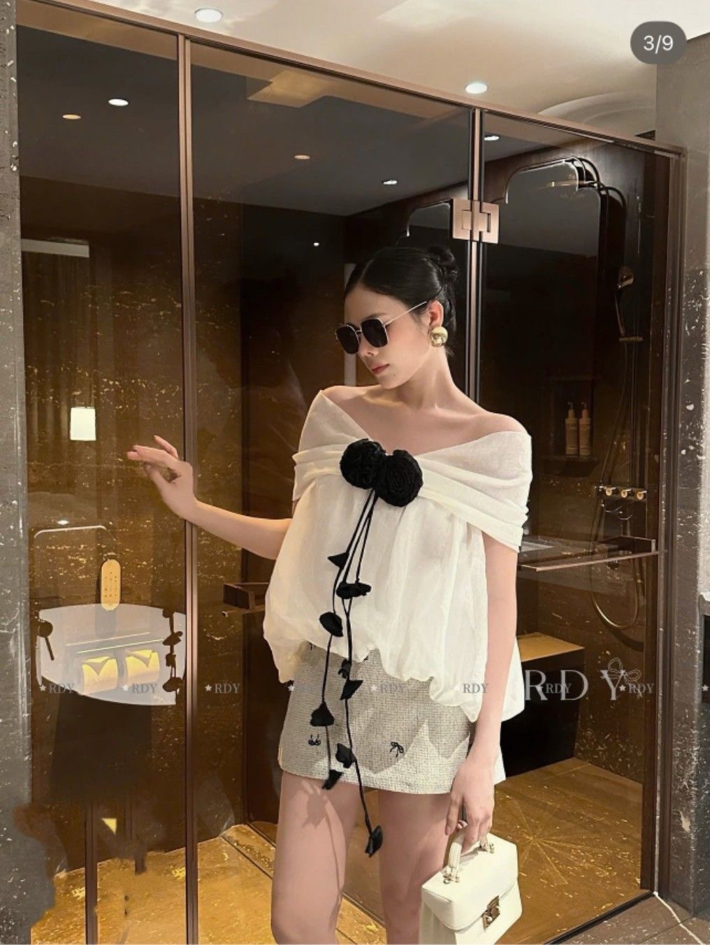 ชุดเซทแฟชั่น เซ็ตเสื้อเกาะทรงบอลลูน มาพร้อม accessories ดอกไม้สีดำประดับชุดดูมีดีเทล