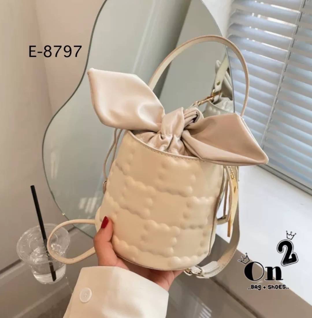 กระเป๋าสะพายแฟชั่นทรงถัง เปิดปิดแบบหูรูด มัดเป็นโบว์น่ารักมากค่ะ มาพร้อมสายสะพายยาว จะถือหรือสะพายก็เริ่ดคร่า