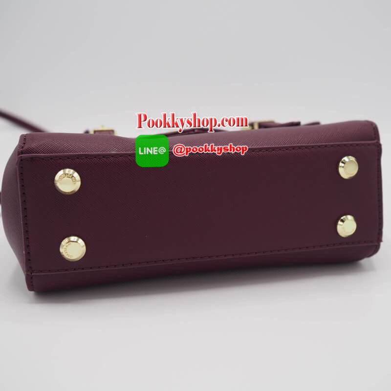 LYN MAXINE XS BAG กระเป๋าถือทรงสวย อยู่ทรงแข็ง ฝากระเป๋าเปิด-ปิดด้วยกระดุมแม่เหล็ก อะไหล่ปั๊มโลโกแบรนด์ ภายในมี 1 ช่องโล่ง ช่องเล็ก 1 ช่องและช่องซิปเล็ก มีหูหิ้วคล้องแขนสะดวก มาพร้อมสายยาวปรับได้ ถอดได้ ใส่ipad mini ได้ จุของได้เยอะ สะพายไปเรียน ทำงาน ดูด