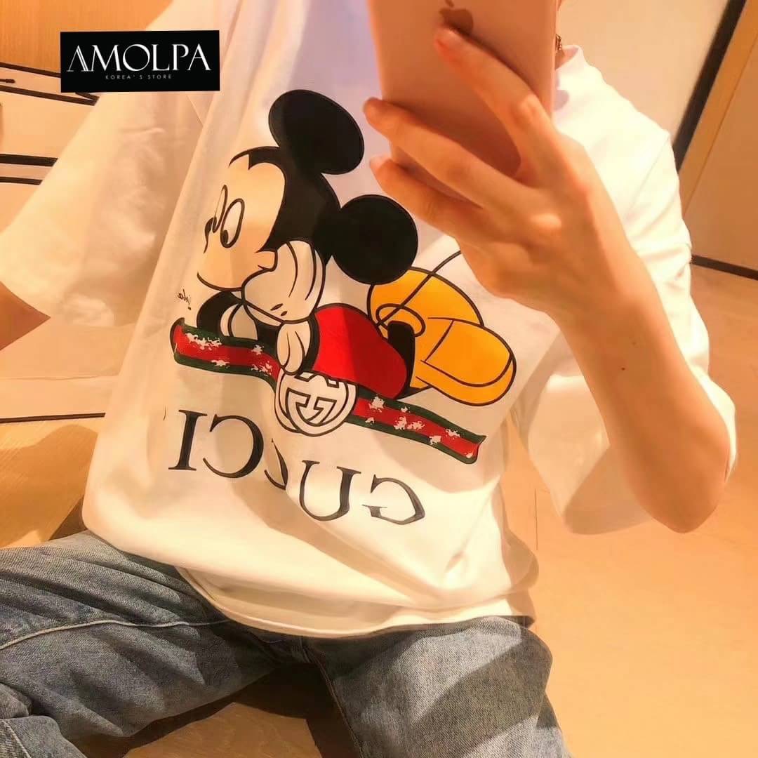 Detail - เสื้อยืด MICKEY พิมพ์ลายมิกกี้นอนตรงกลาง 2020SS พร้อม LOGO บอกเลยสวยยยสุดดดด เนื้อผ้าดีมากๆค่ะค๊าลูกค้า ผ้าเด้งๆ ผ้าเย็นๆ ใส่สบายสุดๆ แมทซ์กับอะไรก็สวย เข้ากันได้ดี