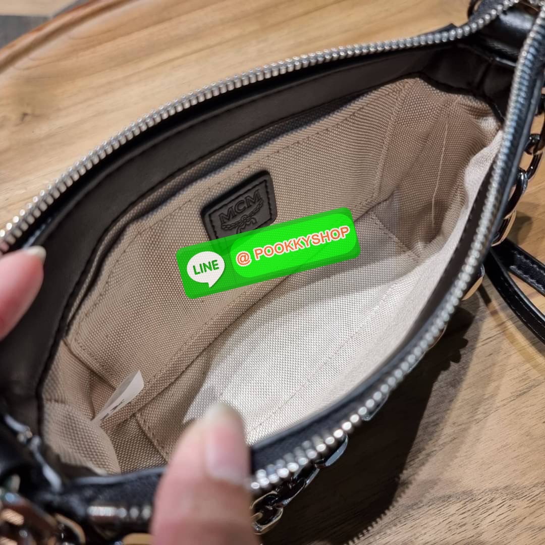MCM MINI DELMY SHOULDER BAG จัดหนักจัดเต็ม!! ที่สุดของรุ่นที่ฮอตหนักมาก คอลเลคชั่นที่ยอดขายดีตั้งแต่วันแรกที่ลง shop ด้วยรูปทรงที่กะทัดรัด ตอบโจทย์ได้ทุกลุค ทุกไลฟ์สไตล์ ใช้งานได้ง่ายคล่องตัว กระเป๋าสะพายทรงพอช ที่มาพร้อมสายโซ่คล้องด้านหน้า และสายหนังครอส