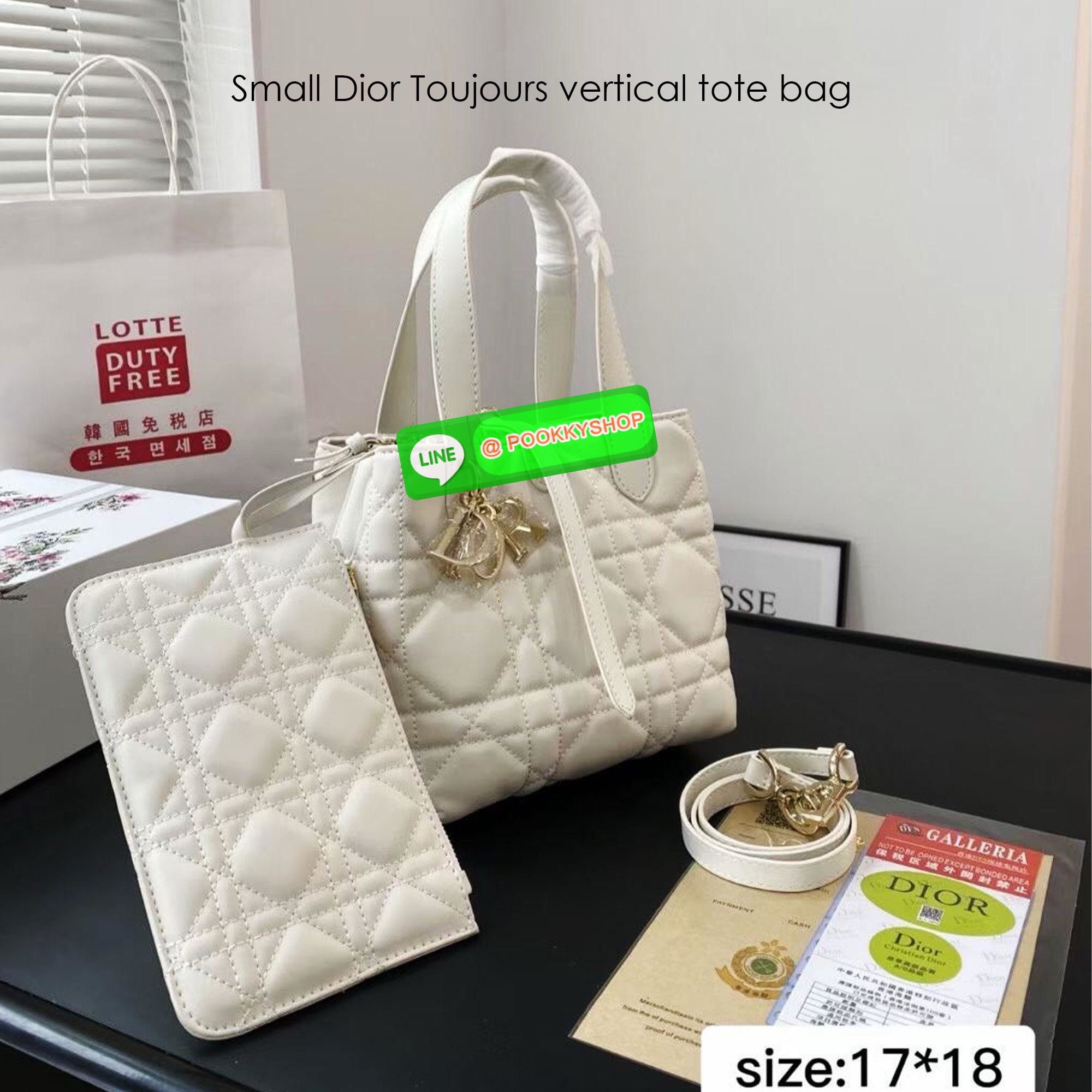 Dior Small Dior Toujours vertical tote bag 18cm กระเป๋าสะพายทรงบัคเก็ตไซส์ใหม่กะทัดรัด คลาสสิคหนังสวยหรูหราเกินราคา ดีไซน์นุ่มนวลทันสมัย ภายในโล่งกว้าง อัฟลุคปังได้ไม่ยากเลยสำหรับใบนี้ เป็นไอเท็มที่ควรมีไว้ติดบ้านอีกใบเลยน้า