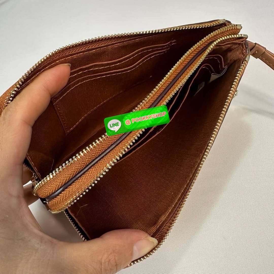 กระเป๋าคล้องมือ COACH 87591 DOUBLE CORNER ZIP WRISTLET IN SIGNATURE CANVAS (COACH 87591 ） กระเป๋าคล้องมือ2เซิปใหญ่ ลายCหนังและ ด้านในเป็นผ้า แบ่งเป็นช่องเล็กๆใส่เหรียญใส่แบงค์ใส่บัตร แล้วแต่จะใส่มีหลายช่อง ใส่โทรศัพท์ได้ทุกรุ่นพร้อมสายคล้องมือ