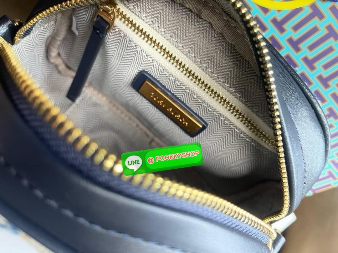 Tory burch kira chevron tweed small camera bag สาว ๆ ลุคคุณหนูไม่ควรพลาด Collection นี้เลยนะคะ เพราะ Kira Chevron เป็นรุ่นที่ตอบโจทย์และครองใจสาว ๆ ได้อย่างแท้จริง ลวดลายบนกระเป๋าแบบกราฟฟิคมีเท็กเจอร์ ทำให้กระเป๋าดูมีราคามากยิ่งขึ้น มาพร้อมกับโลโก้ Double