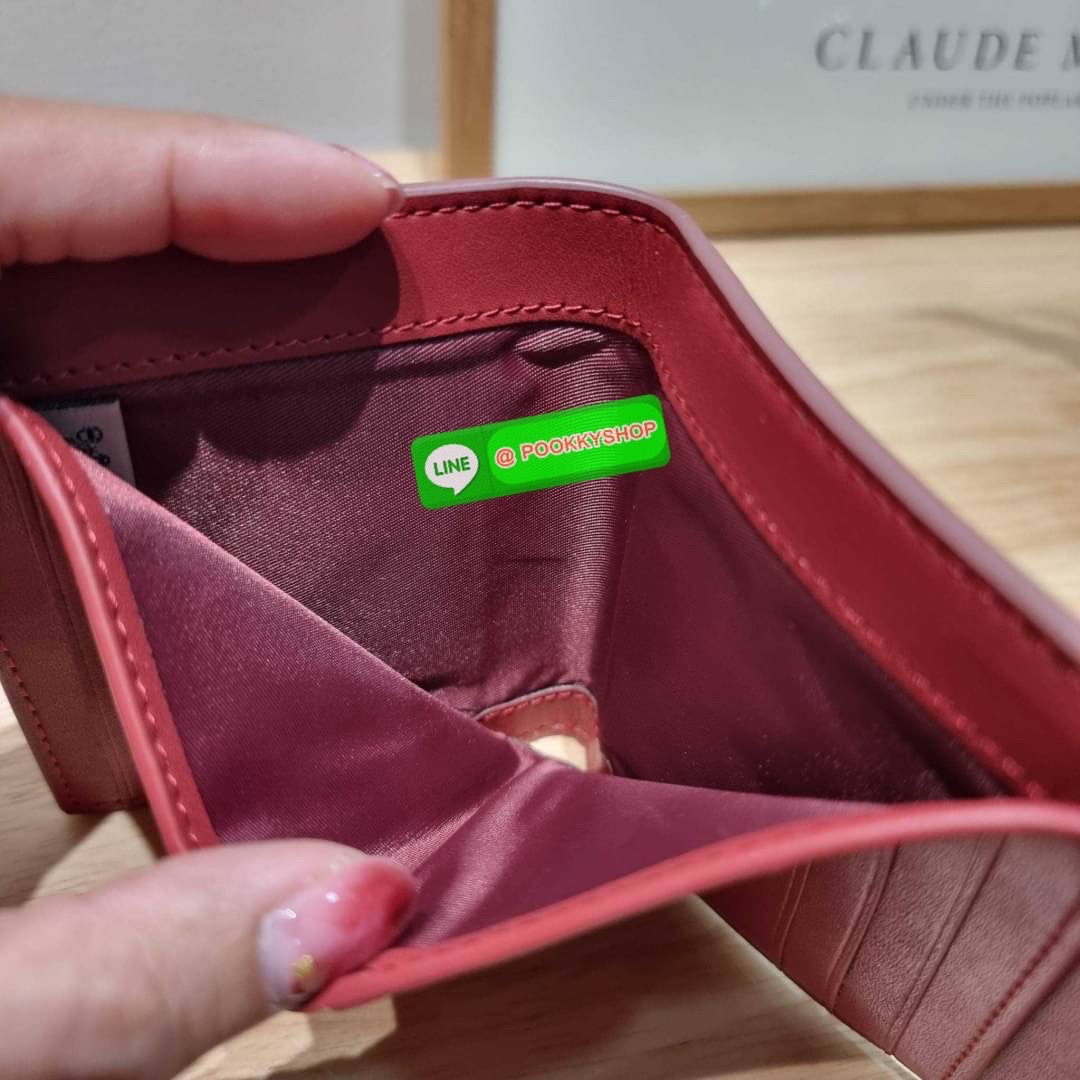 COACH 87709 SMALL WALLET IN SIGNATURE CANVAS WITH SCATTERED APPLE PRINT 🔆 Details กระเป๋าสตางค์ใบสั้น พับสองตอน อะไหล่สีทองเหลือง สวยคลาสสิค แต่งเติมสีสันด้วยแอปเปิ้ลคละเต็มใบ ดูสวยหรูอย่างลงตัว เปิด-ปิดด้วยกระดุม ภายในมีช่องใส่บัตร ใส่ธนบัตรได้ทุ