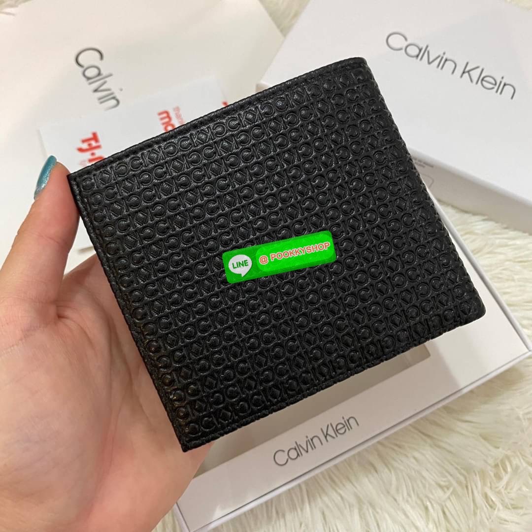 Calvin Klein Bifold Leather Short Wallet กระเป๋าสตางค์ใบสั้น และ ที่ใส่บัตรย่อยแบบเป็นสัดส่วน หนังดี นุ่มมือ รูปลักษณ์เรียบหรูแต่เท่ห์ตามแบบฉบับของแบรนด์Set นี้มาเท่าไรก็หมดคะ รีบจับจองนะคะ มาพร้อมถุงกระดาษแบรนด์และกล่องจ้า สุดคุ้มมอบให้เป็นของขวัญหรือใช้