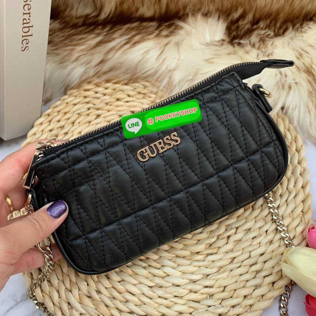 Guess ซื้อ 1 ได้ถึง 2 วัสดุหนัง PU เนื้อนิ่ม มาพร้อมสายสะพาย 2 เส้น สายโซ่สั่นสำหรับสะพายคล้องไหล่ และสายหนังยาวสะพายคลอสบอดี้สามารถปรับระดับได้ สวยได้หลายลุค คุ้มสุดๆจ้า