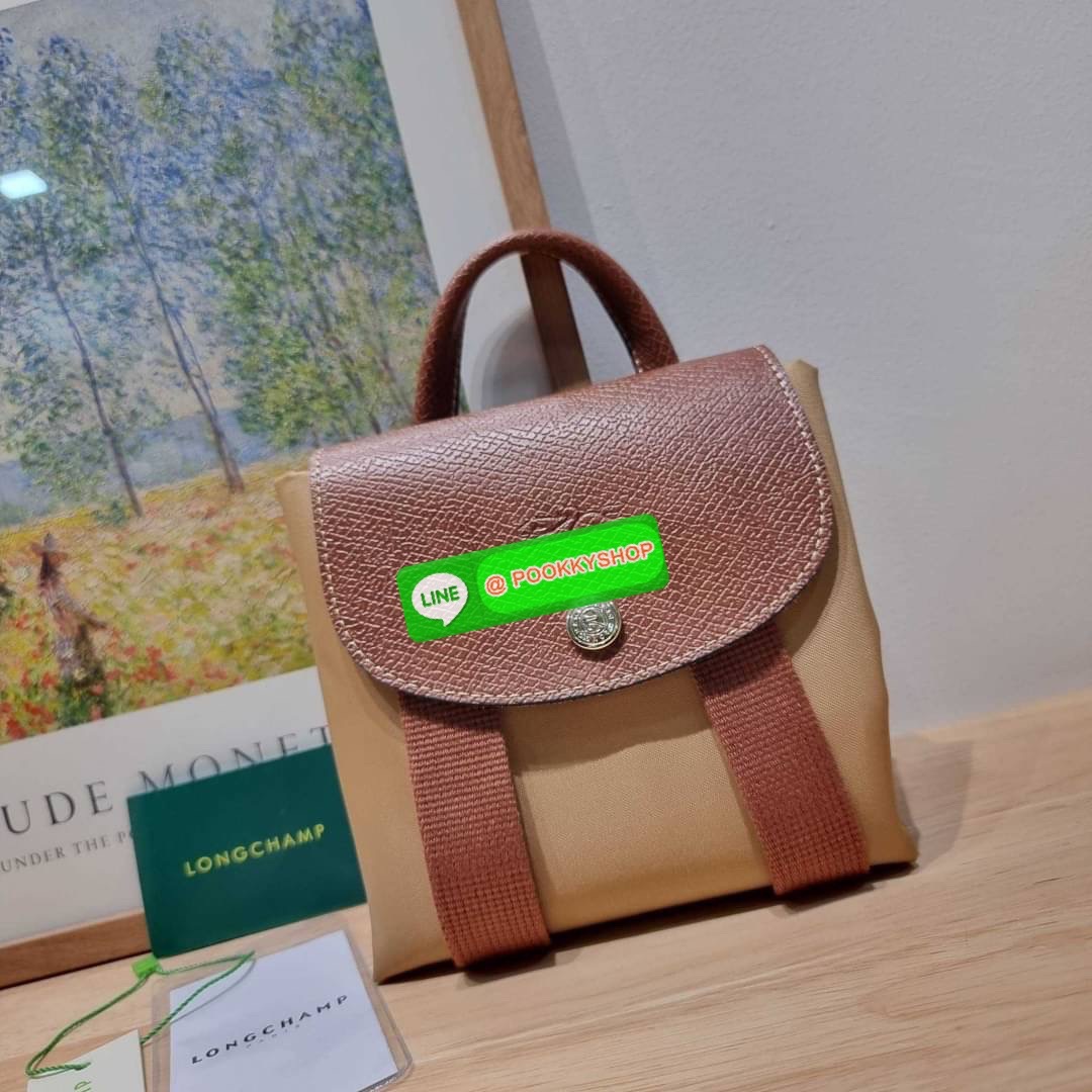 Longchamp le pliage original backpack 🔆 Details สวยคลาสสิคต้องไม่พลาด กับกระเป๋าสะพายทรงเป้ ขนาดกำลังดี น้ำหนักเบา ดีไซน์เรียบง่าย แต่ดูแพง ปากกระเป๋าออกแบบให้มีฝาปิดและซิปแน่นหนา สายสะพายสามารถปรับใช้ตามชอบ ภายในโล่งกว้าง จุของได้สบายๆ พกพาไปไหนก