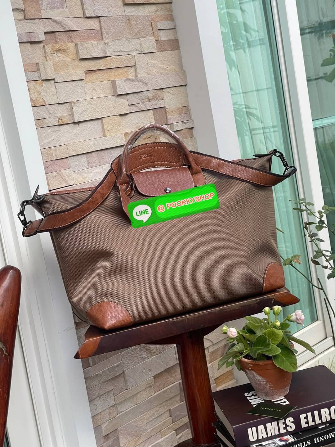 LONGCHAMP BOXFORD TRAVEL BAG L กระเป๋าเดินทางขนาดใหญ่ มาพร้อมสายสะพายที่สามารถถอดได้ ให้คุณเลือกสะพายไหล่หรือถือได้ มีซิปรูดเปิดปิดกระเป๋าที่ให้คุณมั่นใจได้ว่าคุณจัดเก็บไอเท็มของคุณได้อย่างมิดชิด บ็อคฟอร์ด (BOXFORD) สะท้อนความเป็นเอกลักษณ์ของแบรนด์ที่เปี่
