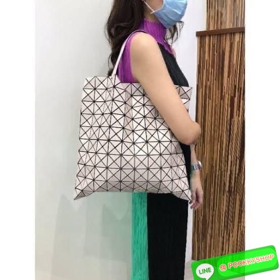 💕 Baobao Issey Miyake Prism Frost ToTe Bag ซีรีส์ที่มีความแวววาวนุ่มนวลและมีลวดลายคล้ายเกรนของผ้าเพื่อสร้างลุคที่มีเท็กซ์เจอร์ กระเป๋าโท้ตที่มีให้เลือกอย่างหลากสี มีกระเป๋าซิปด้านในที่สามารถเก็บของมีค่าได้อย่างปลอดภัย เช่น บัตรโดยสารประจำและกุญแจ