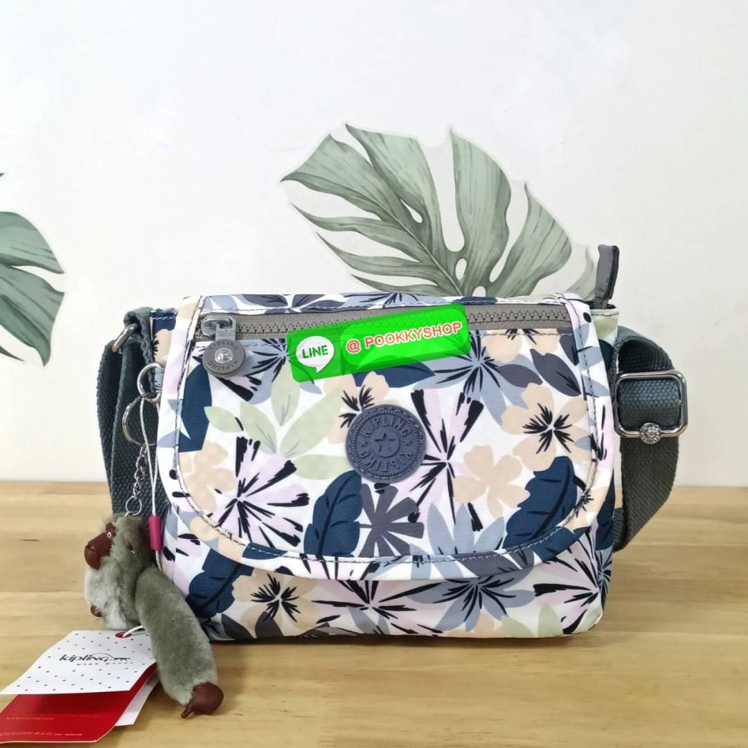 KIPLING SABIAN CROSSBODY MINI BAG กระเป๋าสะพายข้าง วัสดุ Nylon & Polyester 100% ขนาดเล็กกำลังน่ารัก เปิด-ปิดด้วยฝาปิดกระดุมแม่เหล็กและซิปแบรนด์ ด้านในทีแท็กแบรนด์