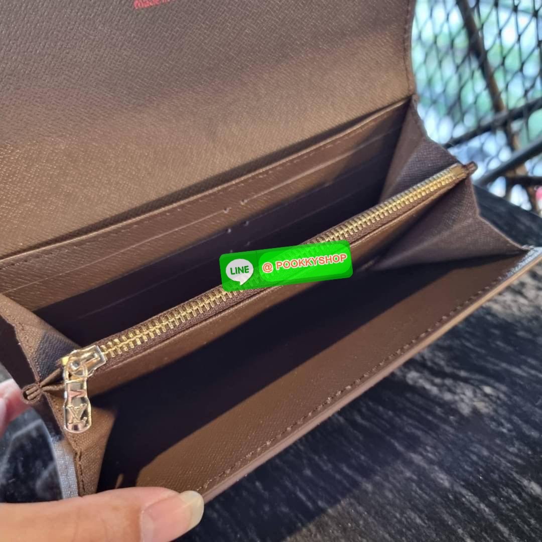 Hot item!! LV long flap wallet with gwp กระเป๋าสตางค์พรีเมี่ยมกิ๊ฟ เป็นไอเท็มสุดฮิต แบบฝาพับ ใช้งานสะดวกขึ้นกว่าเดิม รุ่น unisex ที่จะหนุ่มๆสาวๆ ก็ใช้ได้หมด!! ใบยาวขนาดกำลังเหมาะมือ ถือแล้วขับผิวทุกสี วัสดุหนังแคนวาส ทนทาน เปิด-ปิดด้วยกระดุม ภายในมีช่องใส