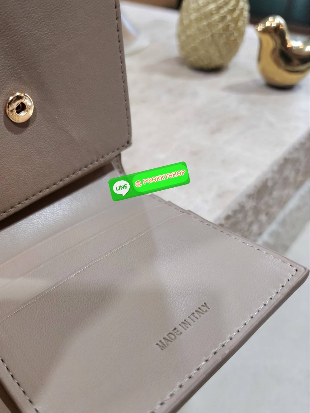 ✴️Don't Miss!✴️CELINE SHORT WALLET VIP GIFT WITH PURCHASE (GWP) กระเป๋าพรีเมี่ยมกิ๊ฟ Limited จาก CELINE HAUTE PARFUME DUTYFREE COUNTER หนังเรียบสวยอยู่ทรงมีโลโก้ด้านหน้าเปิดปิดด้วยฝาพับกระดุม ภายในมีช่องแบ่งหลายช่อง มีช่องใส่บัตรหลายช่อ