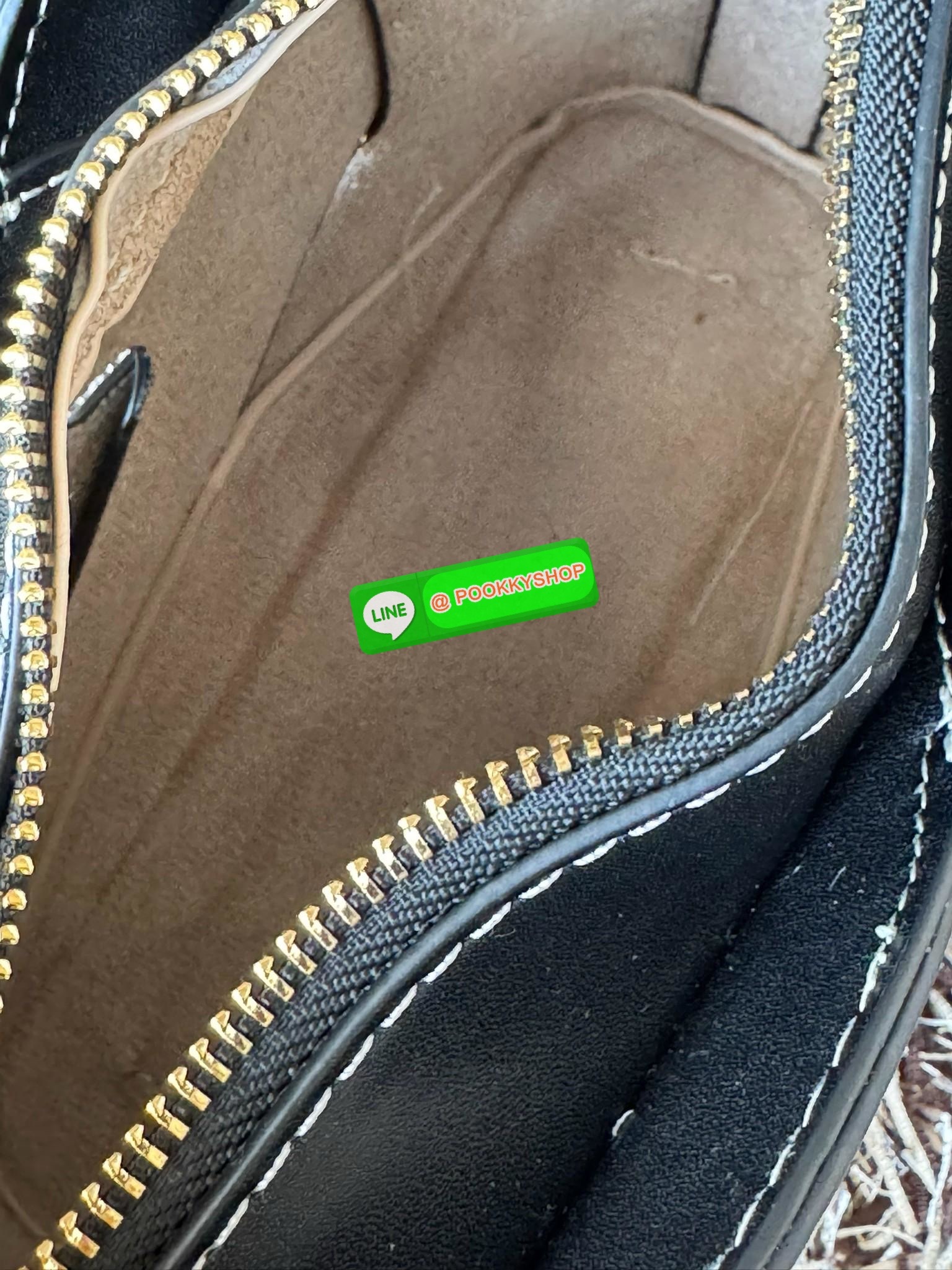 💕 Polene Nodde EDITION SMOOTH ใครที่อยากได้กระเป๋าเรียบๆ แต่ดูมีอะไร ขอแนะนำรุ่น Nodde หิ้วแล้วสวยแบบ Quiet Luxury โลโก้แบรนด์ถูกปั๊มไว้บริเวณด้านล่างของกระเป๋าอย่างประณีตจนแทบสังเกตไม่เห็น ฐานกระเป๋าถูกออกแบบมาให้เนียนเรียบ ปราศจากหมุด ในขณะที่ด้