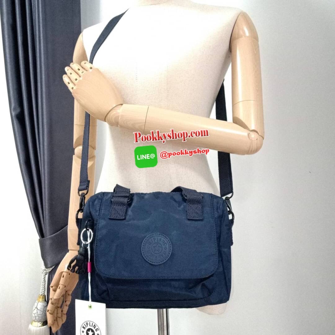 Kipling Brynne handbag & shoulder bag กระเป๋าถือหรือสะพายข้าง รุ่นใหม่จาก Kipling รูปทรงโค้งมนสวย พร้อมสายสะพายแบบคล้องแขนและสายสะพายยาว สามารถใช้งานได้ทั้ง 2 แบบ ด้านหน้ามีช่องใส่ของใช้จุกจิก ด้านในช่องโล่งกว้าง มีซิปข้างและช่องใส่ของแยกอีกฝั่ง เหมาะกับก