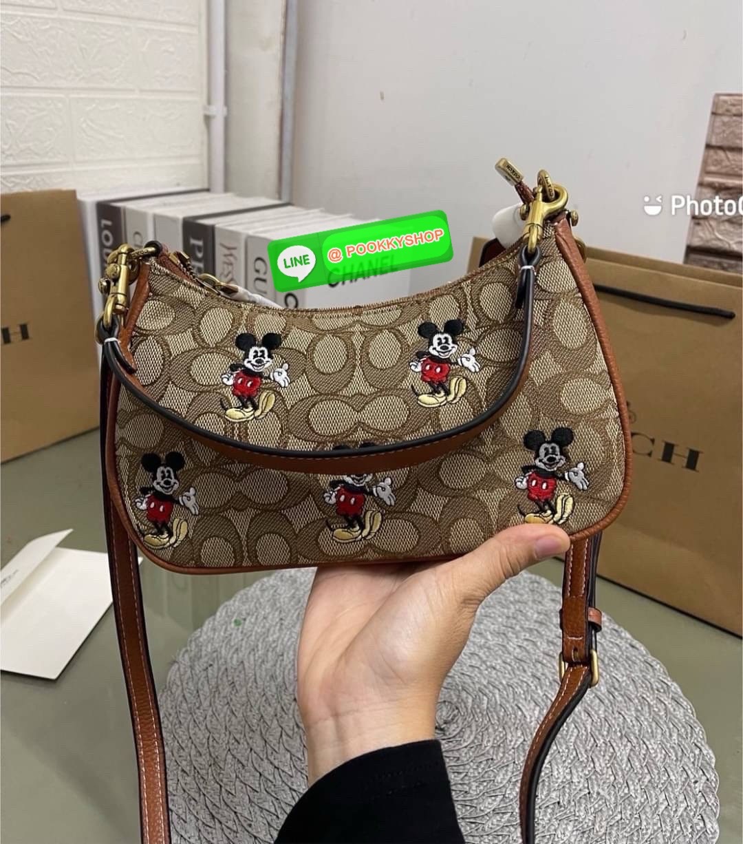 COACH CM859 Disney X Coach Teri Shoulder Bag With Mickey Mouse (mouse)✨ Coach CM859-กระเป๋าขนาดที่น่ารักจนใจบาง 🌸✨ หนังเรียบ ชัด เพิ่มความหวานแบบมีพลัง ใช้งานง่าย หิ้วก็ได้ สะพายก็สวย สลับสายได้ 2 แบบในใบเดียว น้ำหนักเบา ฟังก์ชันครบ