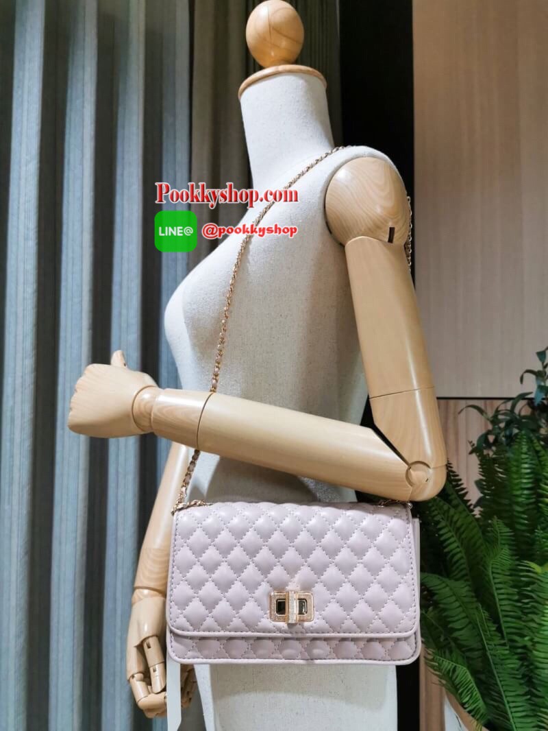 พร้อมส่ง! BEST SELLER! CHARLES & KIETH MINI CLUTCH BAG กระเป๋าสะพายทรงคลัชรุ่นยอดนิยมดีไซน์คลาสสิควัสดุหนังนิ่มลายตารางสวยอยู่ทรงขนาดมินิสไตล์ Chanel เปิดปิดด้วยตัวล๊อคแบบบิดอะไหล่ทอง ด้านหลังประดับโลโก้แบรนด์สวยดูดี มาพร้อมสายสะพายโซ่ร้อยหนัง Crossbody ไ