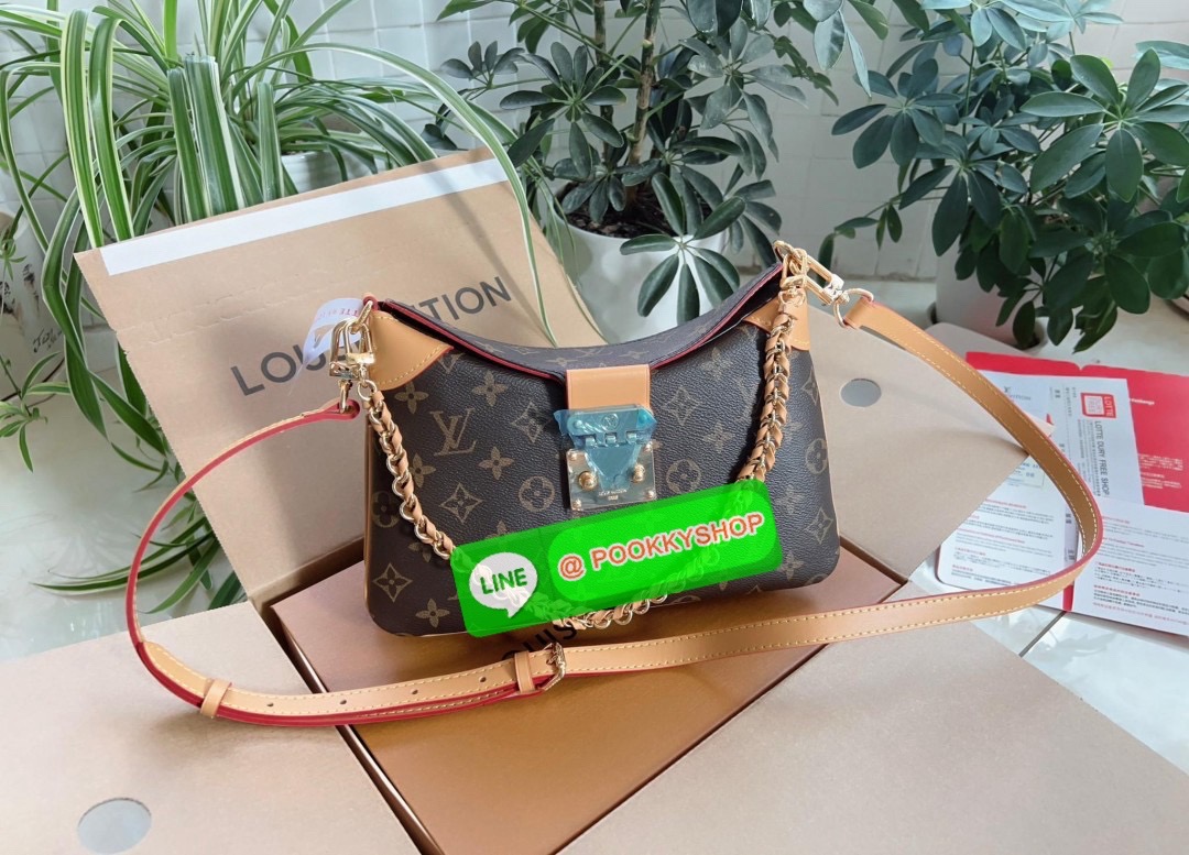 NEW IN เป็นอีกหนึ่งรุ่นที่สวยและดูดีมาก ห้าทพลาด! LOUIS VUITTON TWINNY BAG ((VIP GIFT DUTY FREE ตปท.)) 🔖พร้อมส่ง! เปิดออกมาน้องจะมีความหอมอ่อนๆในตัว คือดีย์มากๆ หนังแท้อย่างดี มีความนิ่ม ทรงสวย เก๋ ใช้ได้กับทุกๆวันไม่เบื่อเลยค่ะสาวๆ