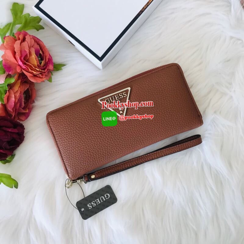 GUESS WOMEN'S LONG WALLET กระเป๋าสตางค์ใบยาวซิปรอบ วัสดุ PU คุณภาพดี นิ่ม น้ำหนักเบา ด้านหน้าประดับด้วยโลโก้แบรนด์สุดหรู ด้านในมีช่องเสียบการ์ด/บัตร/ธนบัตรและช่องซิปสำหรับใส่เหรียญ ด้านหลังมี1ช่องซิปใช้งาน มาพร้อมสายคล้องมือถือเป็นทรงคลัชท์ก็ได้ ราคา