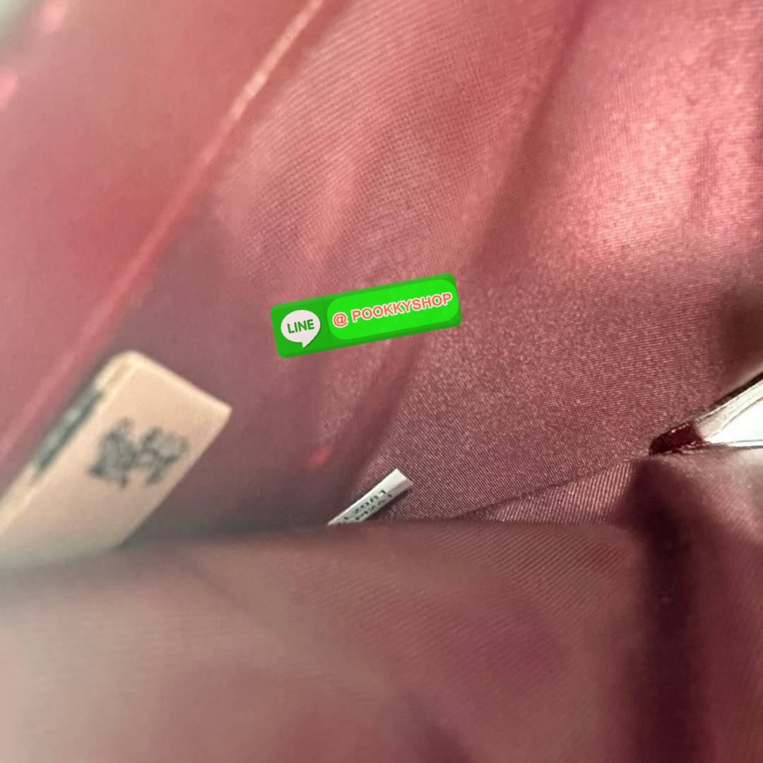 Coach Medium Corner Zip Wallet With Signature Leather 🔖กระเป๋าตังใบกลาง คอลเลคชั่นใหม่ หนังนิ่ม ลายC นูน สวยมาก 🔖วัสดุ: หนังแท้ 🔖เปิด - ปิดแบบกระดุม มีช่องใส่แบงค์ ใส่ธนบัตรได้ทุกชนิด ช่องใส่บัตร ใส่เหรียญ