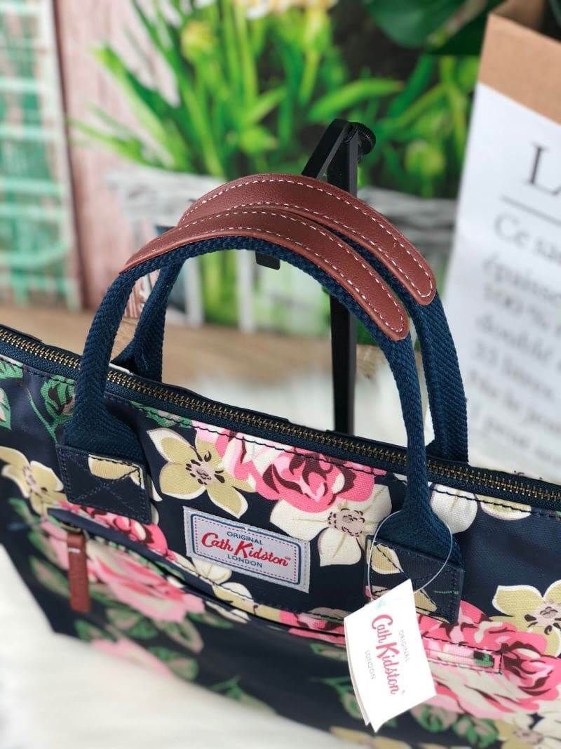 CATH KIDSTON HANDBAG กระเป๋าถือ/สะพายทรงสวย ด้านหน้ามีช่องซิปใส่ของจุกจิกได้ มีหมุดรองฐาน 4 มุม หูหิ้วมีหนังรองมือ เปิดปิดด้วยซิปบน ด้านในกว้างจุของได้เยอะ มีช่องซิปเล็ก 1 ช่อง มาพร้อมสายสะพายยาวถอดและปรับสายได้ รุ่นนี้น้ำหนักเบา ใช้งานง่ายได้หลายโอกาส มี