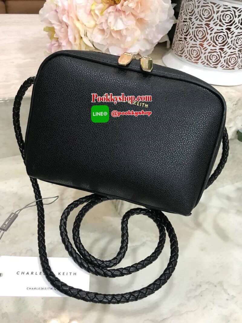 Don’t Miss! NEW ARRIVAL! CHARLES & KEITH SMALL CLASSIC CROSSBODY BAG กระเป๋าสะพายทรงเหลี่ยมรุ่นชนช็อปขนาดกำลังดีหนังสวยอยู่ทรงมีเทคเจอร์ เปิดปิดด้วยซิปหัวซิปแบรนด์ สามารถใส่ iphone ของใช้ได้เยอะมาพร้อมสายสะพายหนังถัก Crossbody ได้ เป็นอีกหนึ่งรุ่น Best Se