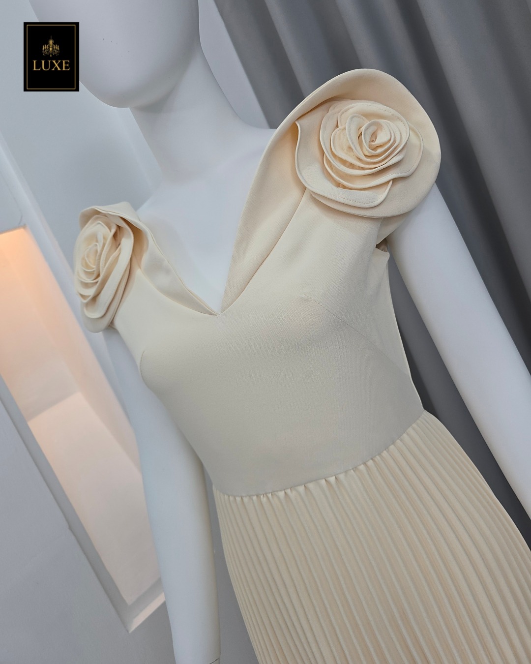 เดรสแฟชั่น เดรสเสื้อคอวีแขนกุด กระโปรงพลีทรอบตัว