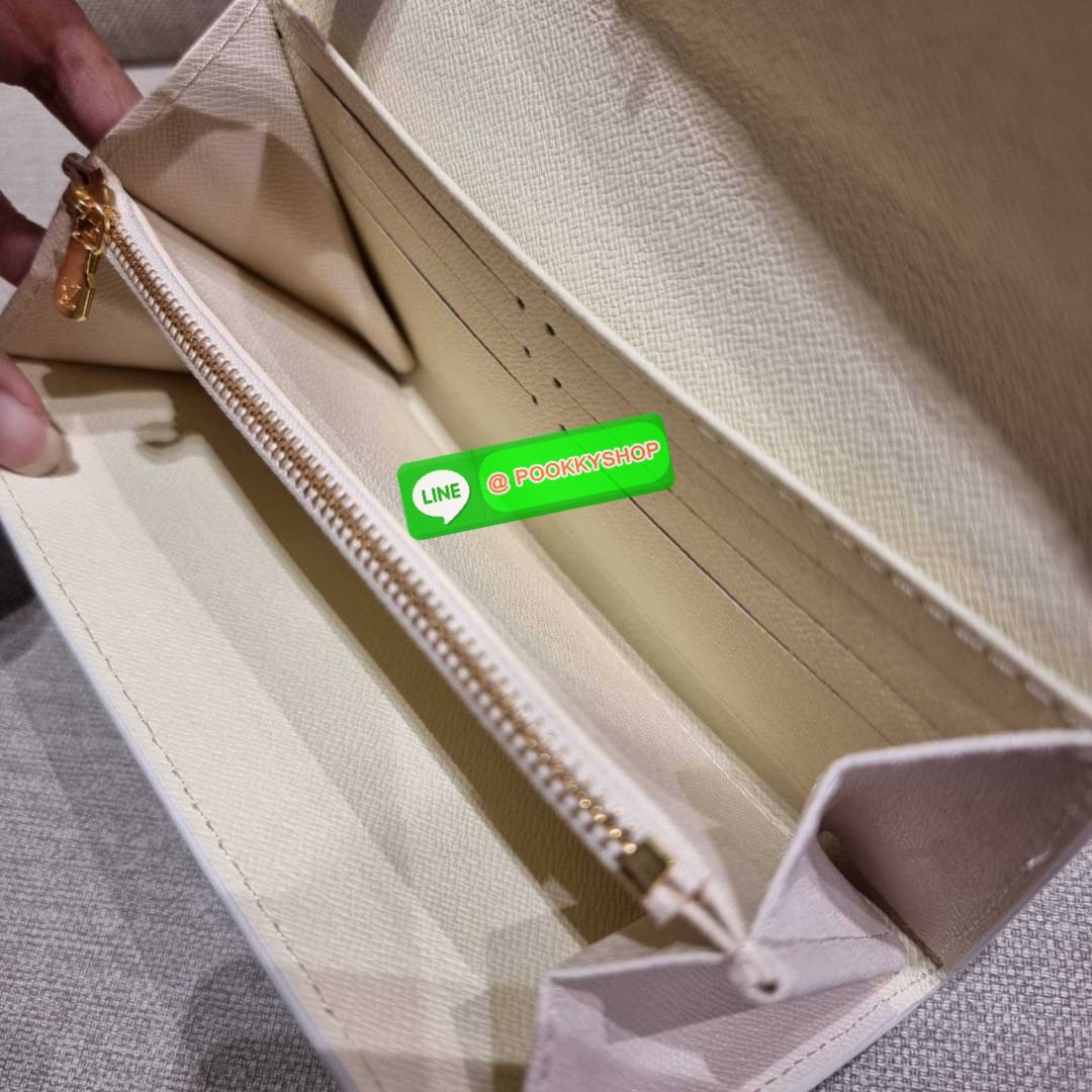NEW IN!! LV long flap wallet with gwp กระเป๋าสตางค์พรีเมี่ยมกิ๊ฟ แบบพับ ดีไซน์ล่าสุด หวานๆสวยๆ น่าใช้มาก ใบยาวขนาดกำลังเหมาะมือ ถือแล้วขับผิว โดดเด่นด้วยสไตล์การไล่เฉดสีโทนละมุน ดูโดดเด่นไม่เหมือนใคร วัสดุหนังแคนวาส ทนทาน เปิด-ปิดด้วยกระดุม ภายในมีช่องใส่
