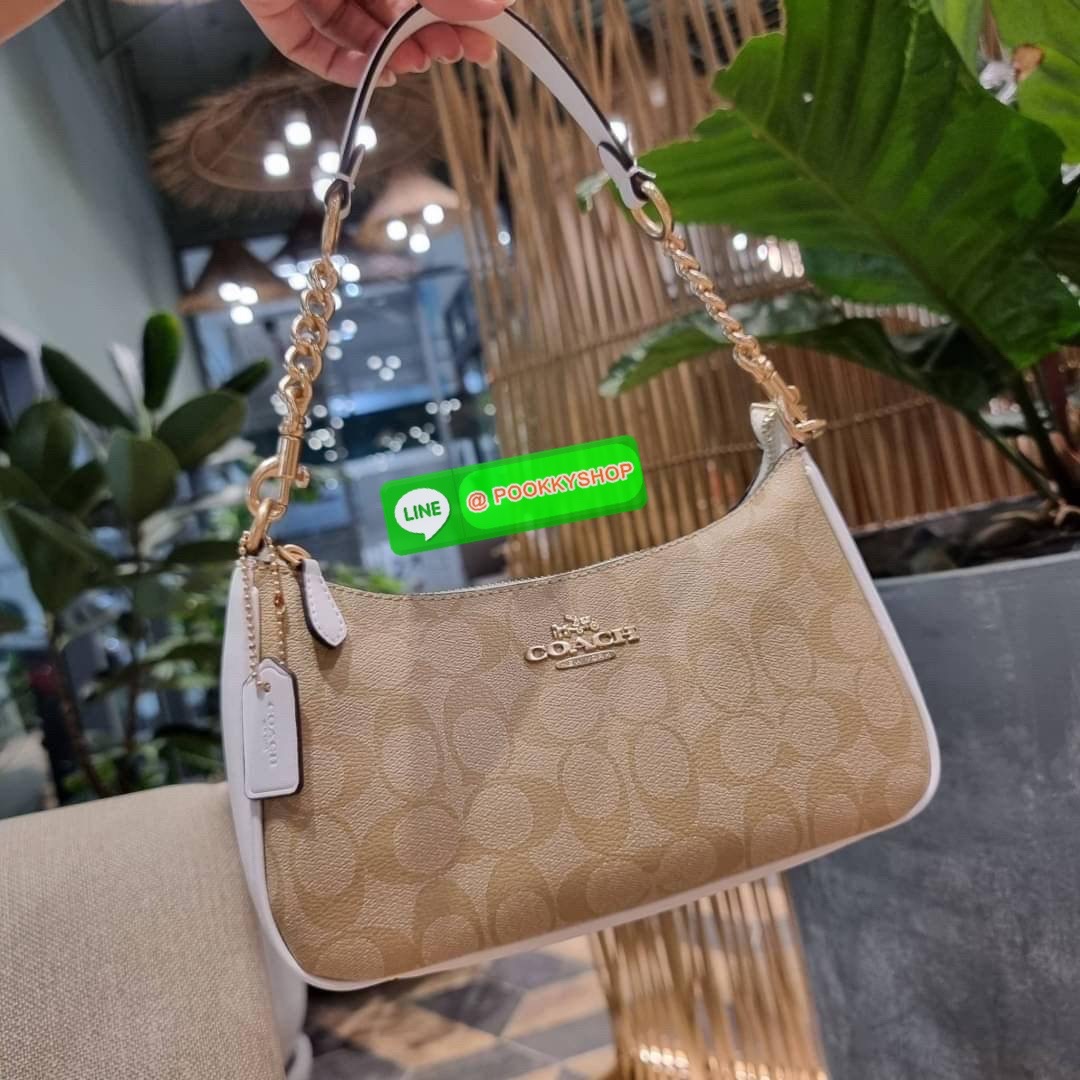 COACH CA548 TERI SHOULDER BAG IN SIGNATURE CANVAS คอลเลคชั่นใหม่ล่าสุด ที่สาวๆรอคอย กระเป๋าสะพายไหล่กึ่งทรงพอช พร้อมเสิร์ฟความสวยถึงบ้านไปเลยก่อนใคร แบบไม่ต้องพรีฯ ด้วยดีไซน์คลาสสิคที่แอบแฝงความเรียบหรู มาพร้อมสายสะพาย 2 เส้น เป็นสายโซ่คล้องแขนและสายสะพาย
