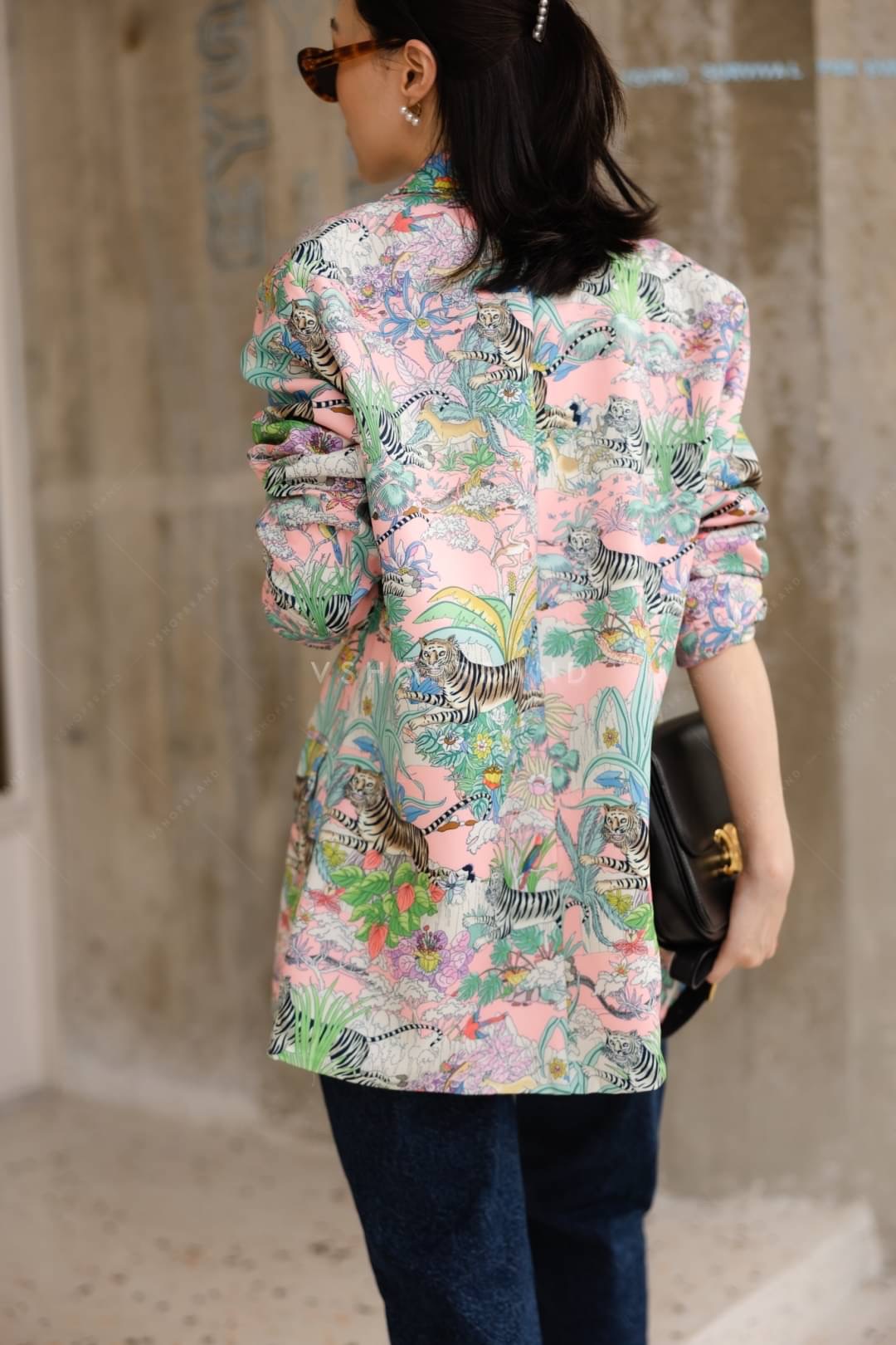 เบลเซอร์สูทลาย animal สีสันจัดจ้าน ต้อนรับซัมเมอร์ไปเลยค้า ตัวสูทคัตติ้งเนี้ยบ ทรงoversize เย็บซับติด งานสวยมากๆค่ะ