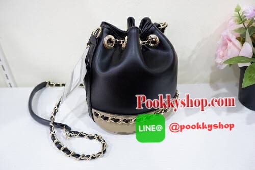 lyn จีบรุ่นใหม่คือสวยงามมาก หนังนิ่มคือดีงามมากจ้า ทรงก้อสวยน่ารักเว่อๆ ช่องด้านในมีช่องซิป และช่องใส่ของ สายยาวเป็นหนังคล้องโซ่ เข้าครบ 3 สีดีงาม