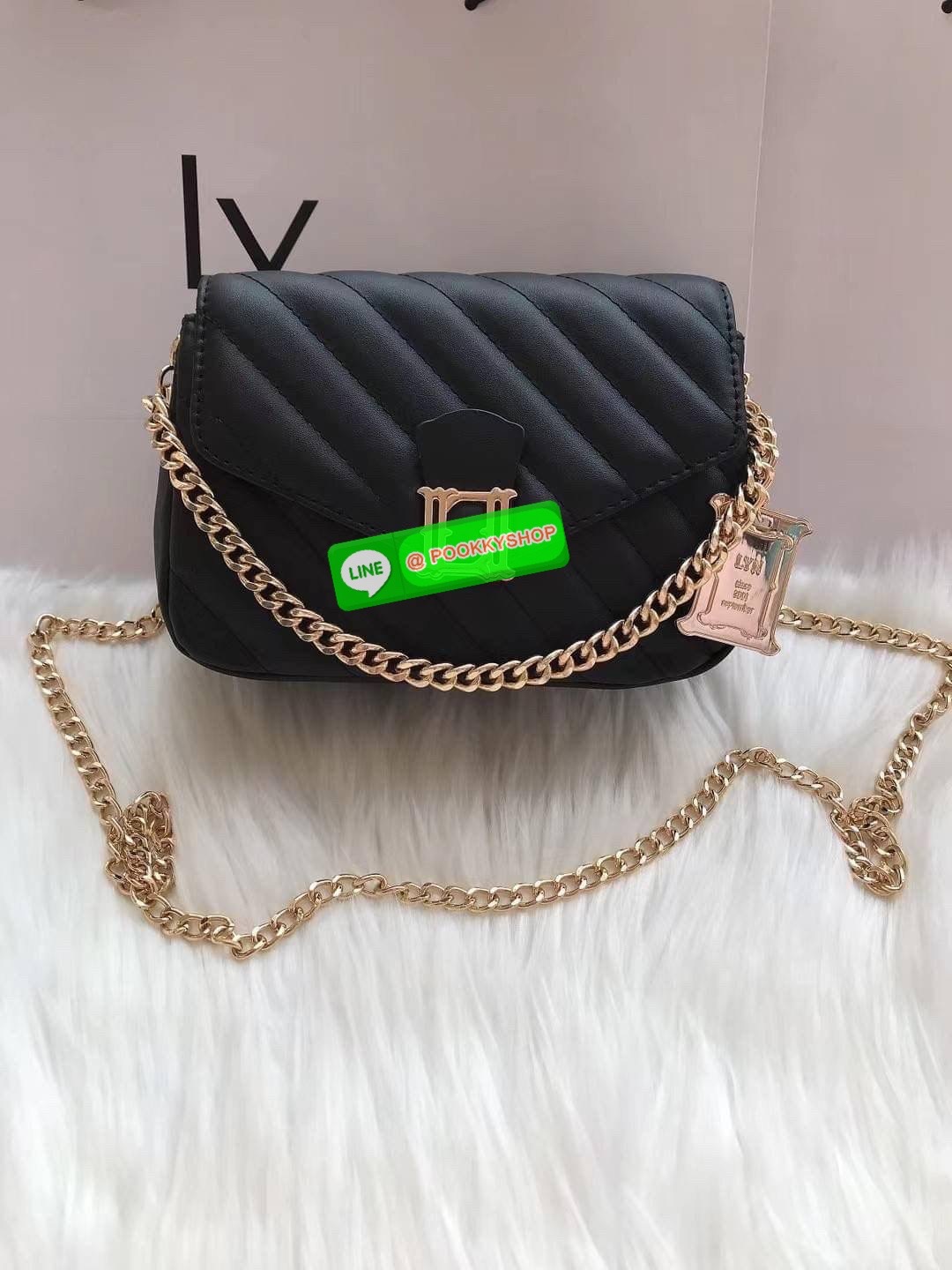 Lyn กระเป๋าทรงน่ารักปุ๊กปิ๊ก สายสะพายโซ่ทอง เปิดปิดด้วยกระดุมแม่เหล็ก ฐานกว้างใส่ของได้เยอะ